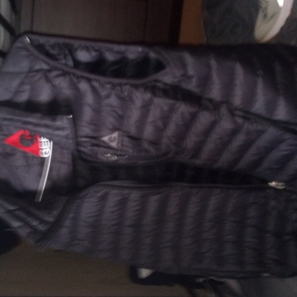 Gerry puffer sleveless, brand new condition,!!!! 21$ - Picture 1 of 9